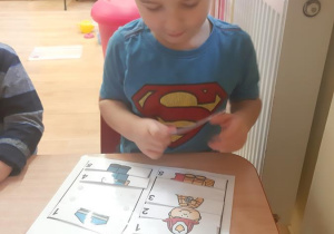 Mateusz układa puzzle 5- elementowe.